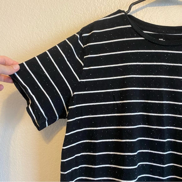 H&M XL Black and White Striped and Textured tshirt - Picture 3 of 4